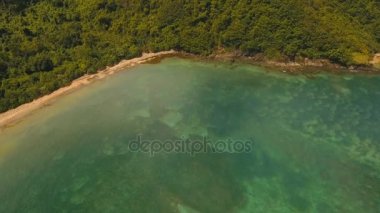 Havadan görünümü tropikal lagün, deniz, plaj. Tropik ada. Catanduanes, Filipinler.