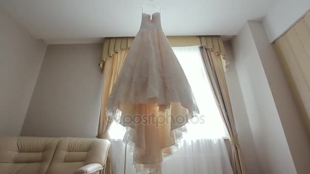 Abito da sposa in camera . — Video Stock