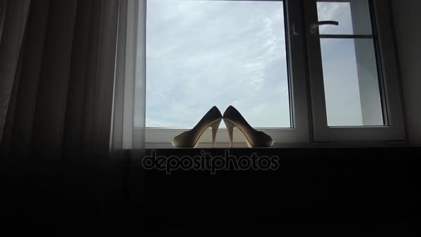 Los zapatos de boda de la novia a la ventana . — Vídeos de Stock