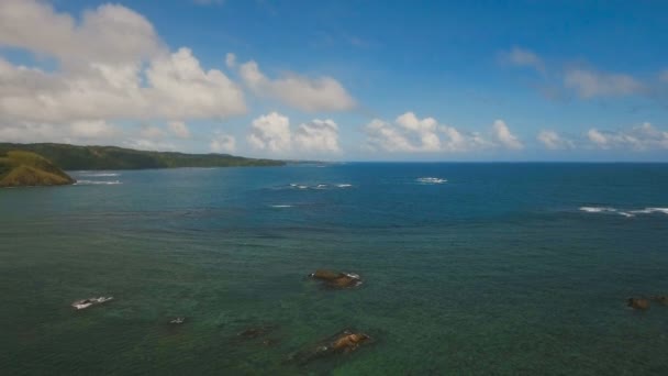 熱帯の島、ビーチ、岩と波と海の風景。カタンドゥアネス、フィリピン. — ストック動画