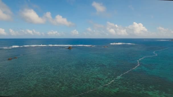 Paysage marin avec rochers et vagues. Catanduanes, Philippines .