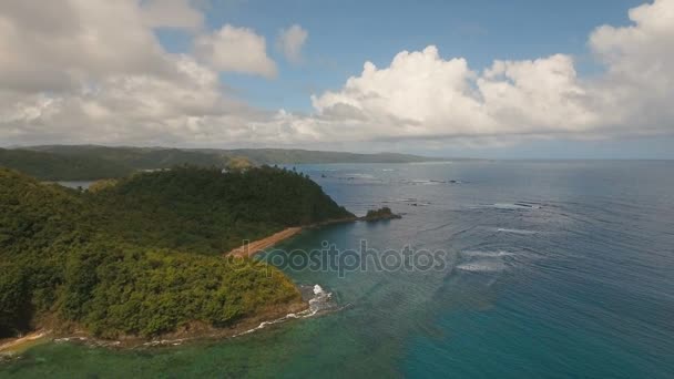 Letecký pohled na tropické laguny, moře, pláže. Tropický ostrov. Catanduanes, Filipíny. — Stock video