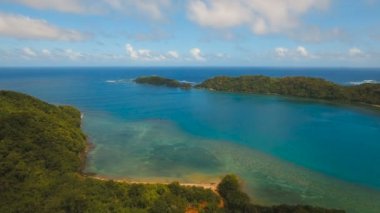 Havadan görünümü tropikal lagün, deniz, plaj. Tropik ada. Catanduanes, Filipinler.