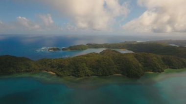Tropik ada, plaj, kayalar ve dalgalar deniz manzarası. Catanduanes, Filipinler.
