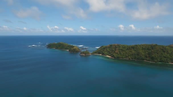 Flygfoto Seascape med tropisk ö, strand, klippor och vågor. Catanduanes, Filippinerna. — Stockvideo