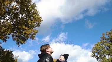 Parktaki genç aile.