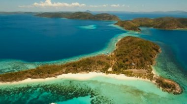Hava manzaralı tropikal göl, deniz, sahil. Tropikal ada. Busuanga, Palawan, Filipinler.