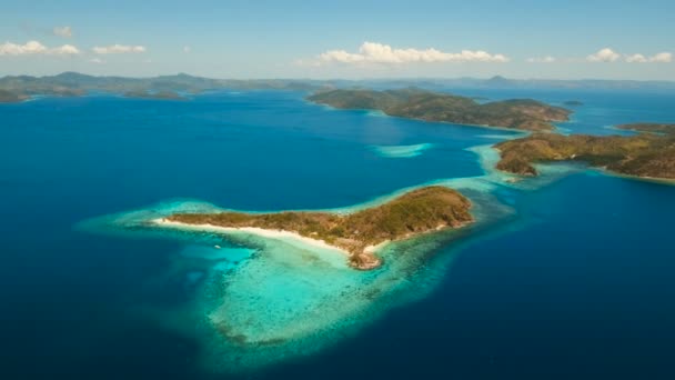 Letecký výhled tropické laguny, moře, pláž. Tropický ostrov. Busuanga, Palawan, Filipíny. — Stock video