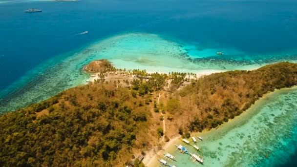 Vista aérea hermosa playa en una isla tropical Malcapuya. Filipinas . — Vídeo de stock
