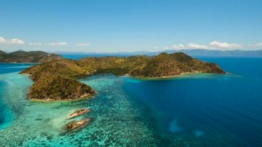 Hava manzaralı tropikal göl, deniz, sahil. Tropikal ada. Busuanga, Palawan, Filipinler.