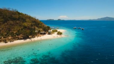 Muz adasındaki hava manzaralı güzel bir plaj. Filipinler.