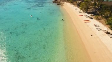 Hava güzel bir plaj tropikal bir adada görüntüleyin. Coron Palawan, Filipinler.