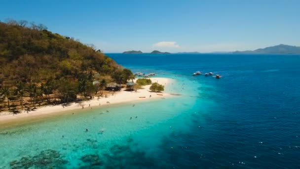 열 대의 섬인 바나나의 아름다운 해변은 공중에서 내려다본다. 필리핀. — 비디오