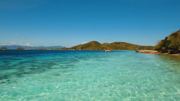 Повітряний вид на прекрасний пляж тропічного острова Банана. Філіппіни. — стокове відео