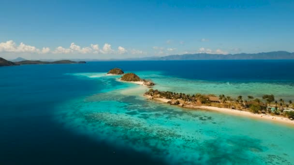 Vue aérienne belle plage sur une île tropicale Bulog Dos. Philippines. — Video
