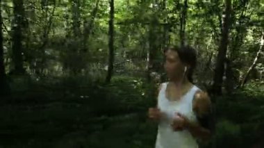 Bir alandaki yolda kız çalışır.