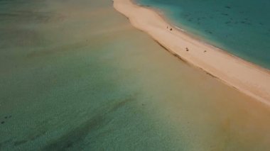 Havadan görünümü güzel plaj tropikal adada. Camiguin Adası Filipinler.