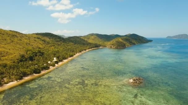 Вид с воздуха красивый пляж на тропическом острове. Бусуанга, Палаван, Филиппины . — стоковое видео