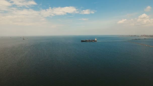 Воздушные грузовые корабли, стоящие на якоре в море. Филиппины, Manila . — стоковое видео
