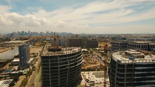 Gebouw in aanbouw met kranen in de stad. Filipijnen, Manilla, Makati. — Stockvideo