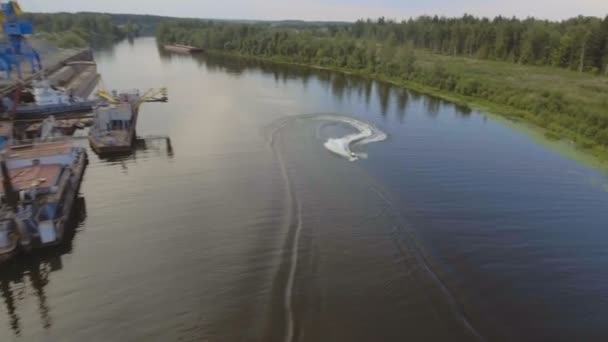 Fille sur le jet ski dans la rivière.Vidéo aérienne. — Video