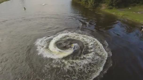 Fille sur le jet ski dans la rivière.Vidéo aérienne. — Video