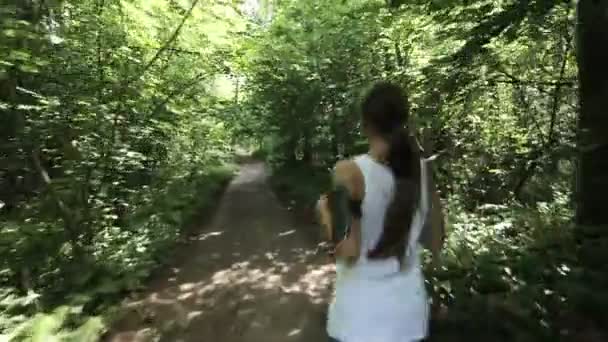 Fille court sur la route dans un champ .