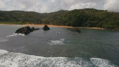 Havadan görünümü sörfçü dalgaları üzerinde. Catanduanes, Filipinler.