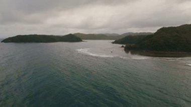 Tropik ada, plaj, kayalar ve dalgalar deniz manzarası. Catanduanes, Filipinler.