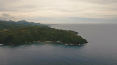 Tropik ada, plaj, kayalar ve dalgalar deniz manzarası. Catanduanes, Filipinler.