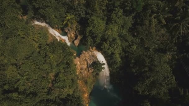 Красивий тропічний водоспад. Острові Себу Філіппіни. — стокове відео