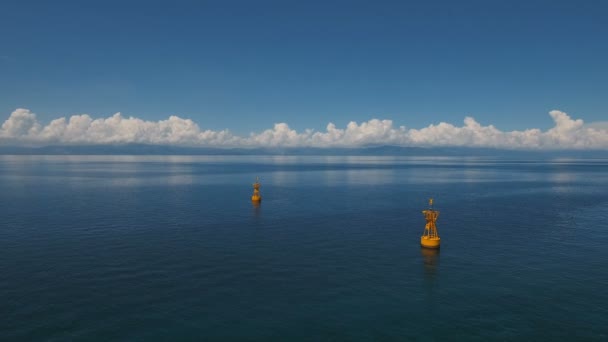 Oranje boei in de zee. — Stockvideo