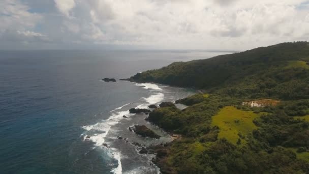 Mare con isola tropicale, spiaggia, rocce e onde. Catanduane, Filippine . — Video Stock