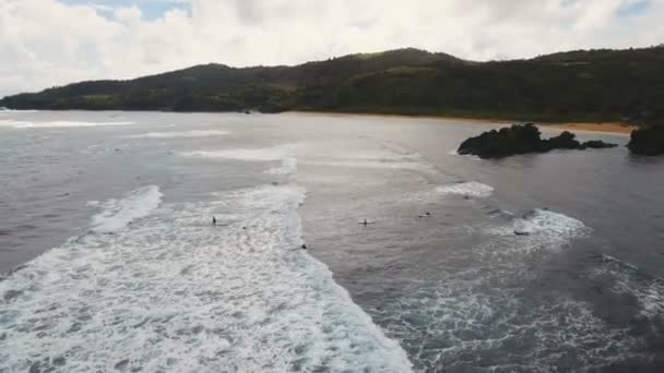 Luchtfoto surfers op de golven. Catanduanes, Luzon. — Stockvideo