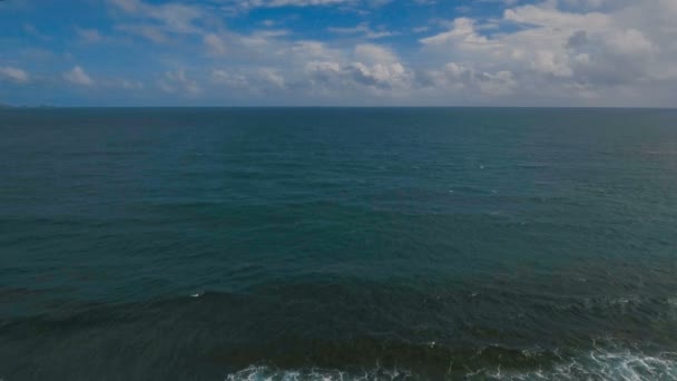 Letecký pohled na surfaři na vlnách. Catanduanes, Filipíny. — Stock video