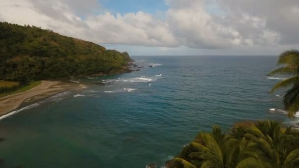 Морской пейзаж с тропическим островом, пляжем, скалами и волнами. Катандуанес, Филиппины . — стоковое видео