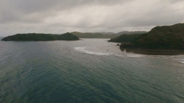 열 대 섬, 해변, 바위와 파도와 바다 경치. Catanduanes, 필리핀. — 비디오