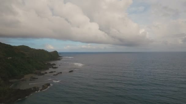 Морський пейзаж з тропічний острів, пляж, скелі і хвиль. Catanduanes, Філіппіни. — стокове відео