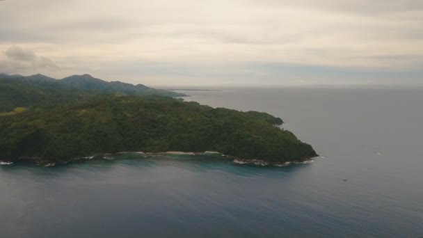 Paisaje marino con isla tropical, playa, rocas y olas. Catanduanes, Filipinas . — Vídeo de stock