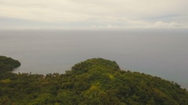 Tropik ada, plaj, kayalar ve dalgalar deniz manzarası. Catanduanes, Filipinler.