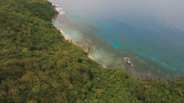 Tropik ada, plaj, kayalar ve dalgalar deniz manzarası. Catanduanes, Filipinler.