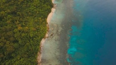 Tropik ada, plaj, kayalar ve dalgalar deniz manzarası. Catanduanes, Filipinler.