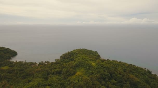 Seascape med tropisk ø, strand, klipper og bølger. Katanduaner, Filippinerne . – Stock-video