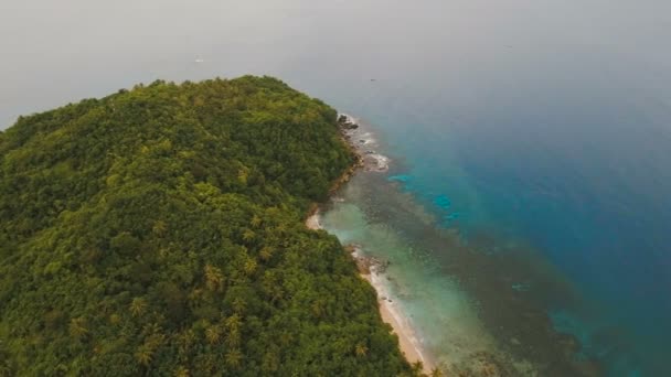 Paisaje marino con isla tropical, playa, rocas y olas. Catanduanes, Filipinas . — Vídeos de Stock