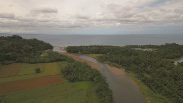 Góry rzeka wpada do morza... Camiguin island, Filipiny. — Wideo stockowe