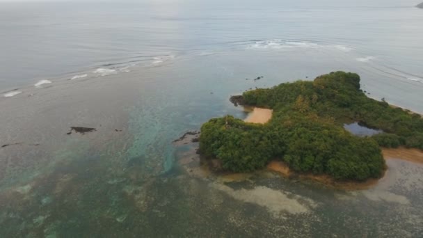 Вид с воздуха красивый тропический остров. Катандуанес . — стоковое видео