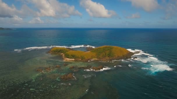 Meereslandschaft aus der Luft mit tropischer Insel, Strand, Felsen und Wellen. Catanduanes, Philippinen. — Stockvideo