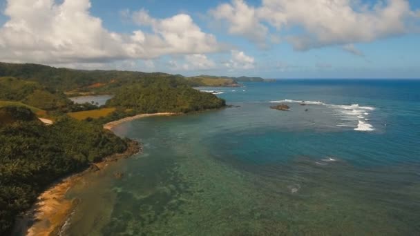 Морський пейзаж з тропічний острів, пляж, скелі і хвиль. Catanduanes, Філіппіни. — стокове відео