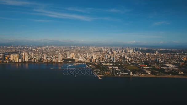 Εναέρια πόλη με ουρανοξύστες και κτίρια. Φιλιππίνες, Μανίλα, Μακάτι. — Αρχείο Βίντεο