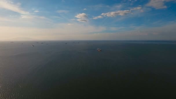 Aerial lastfartyg förankrad i havet. Filippinerna, Manila. — Stockvideo
